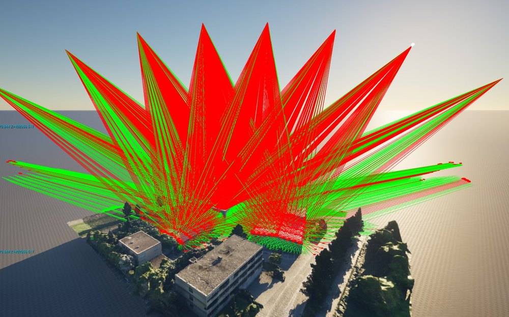 Sonnenverlauf und Verschattungsstrahlen über einem digitalen Gebäudemodell